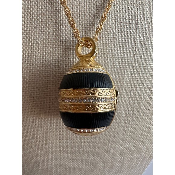 Russian Imperial Egg Pendant Watch from The Met Museum - Picture 2 of 4